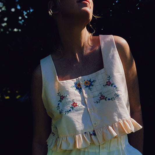 Field top in floral embroidered linen