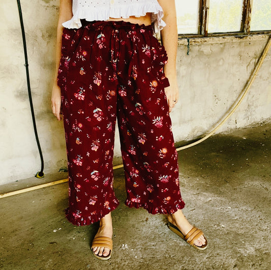 Field pants in cherry red floral