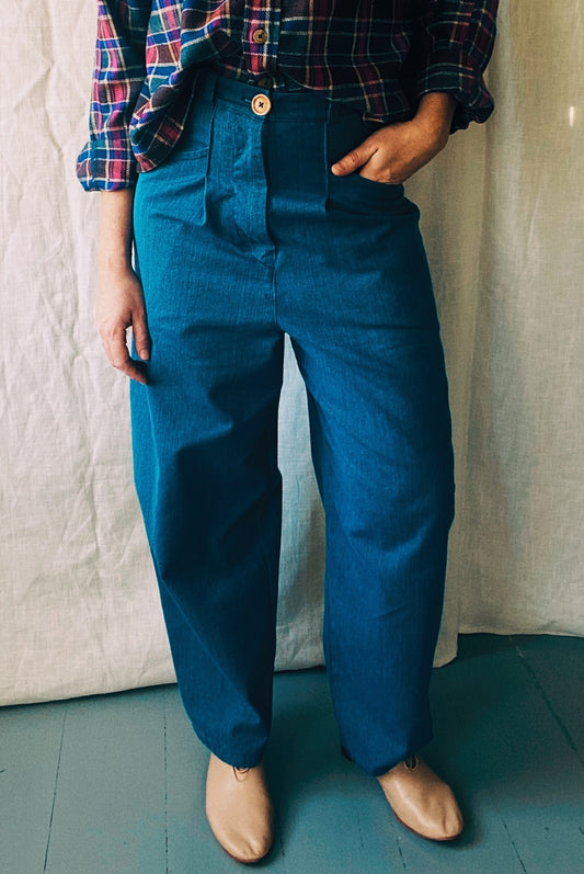 Bir pleated pants in vintage denim