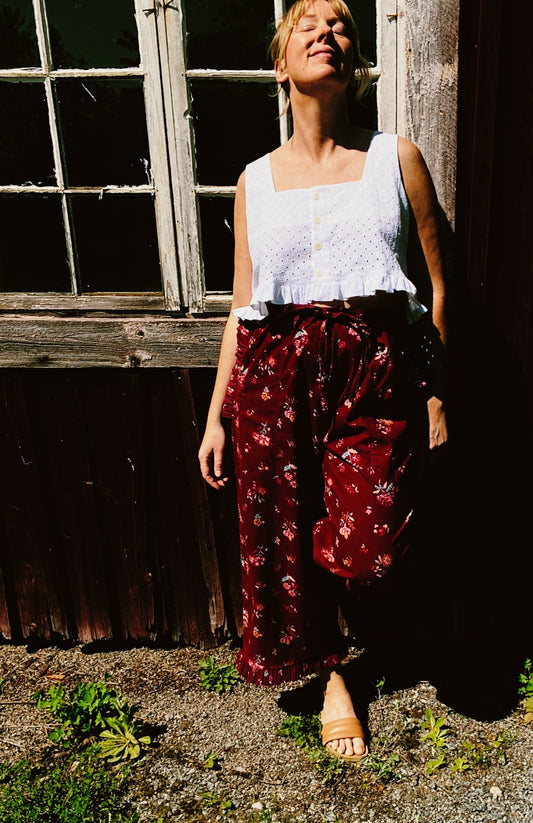 Field pants in cherry red floral