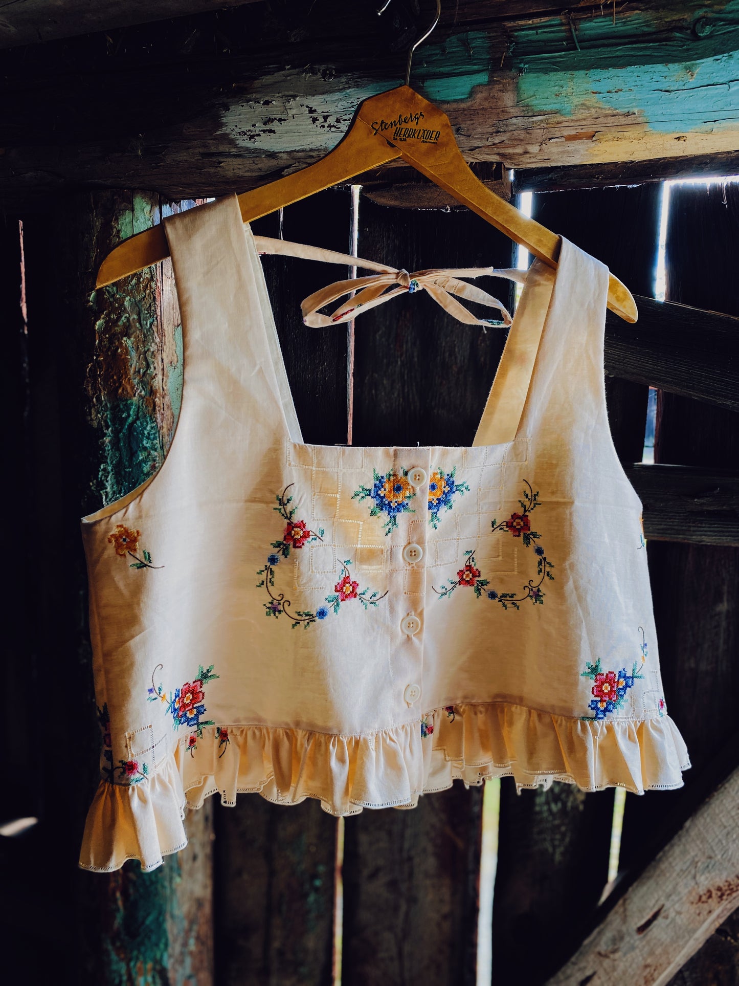 Field top in floral embroidered linen