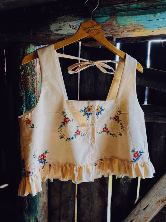 Field top in floral embroidered linen