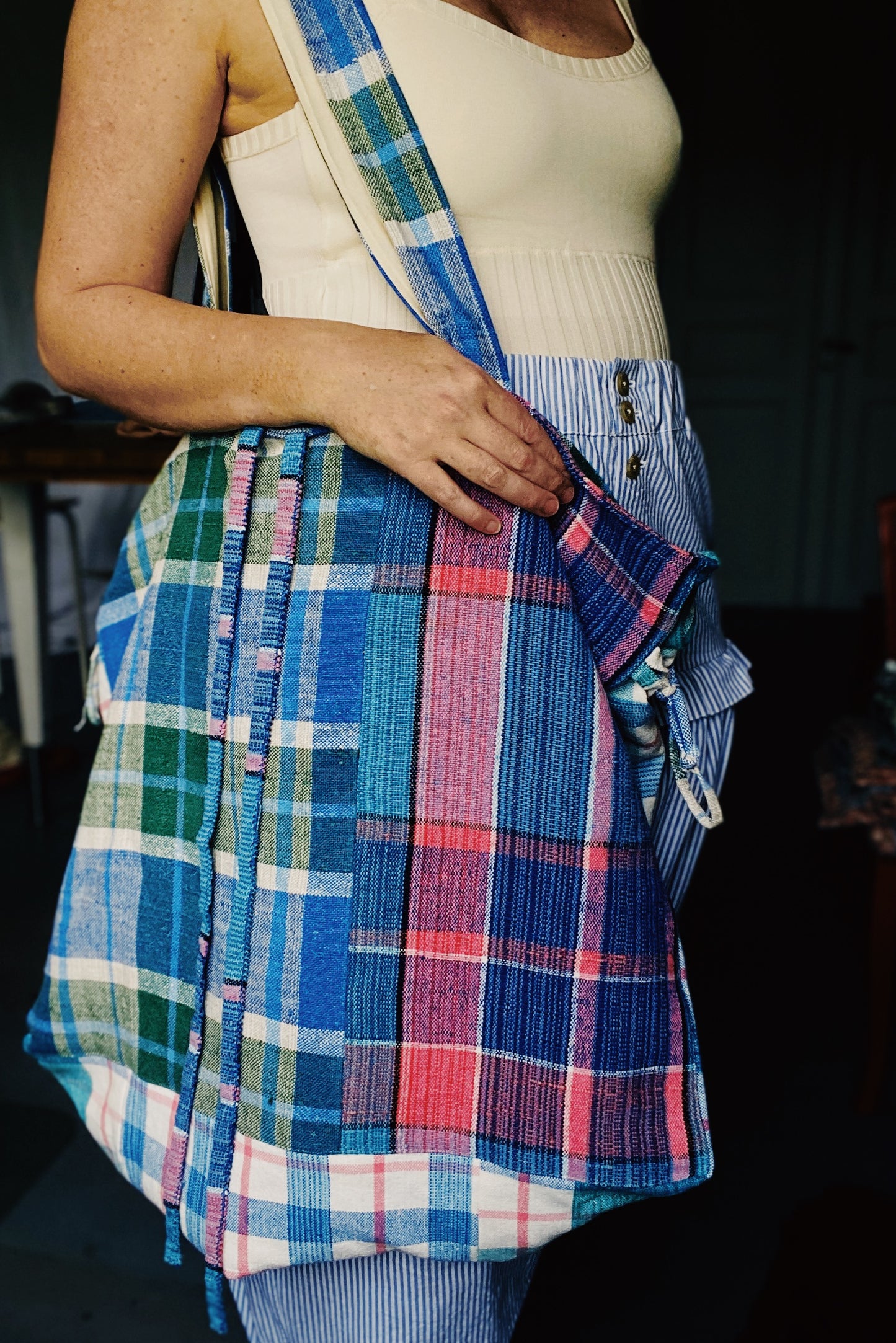 Beach tote in handloomed checkered linen