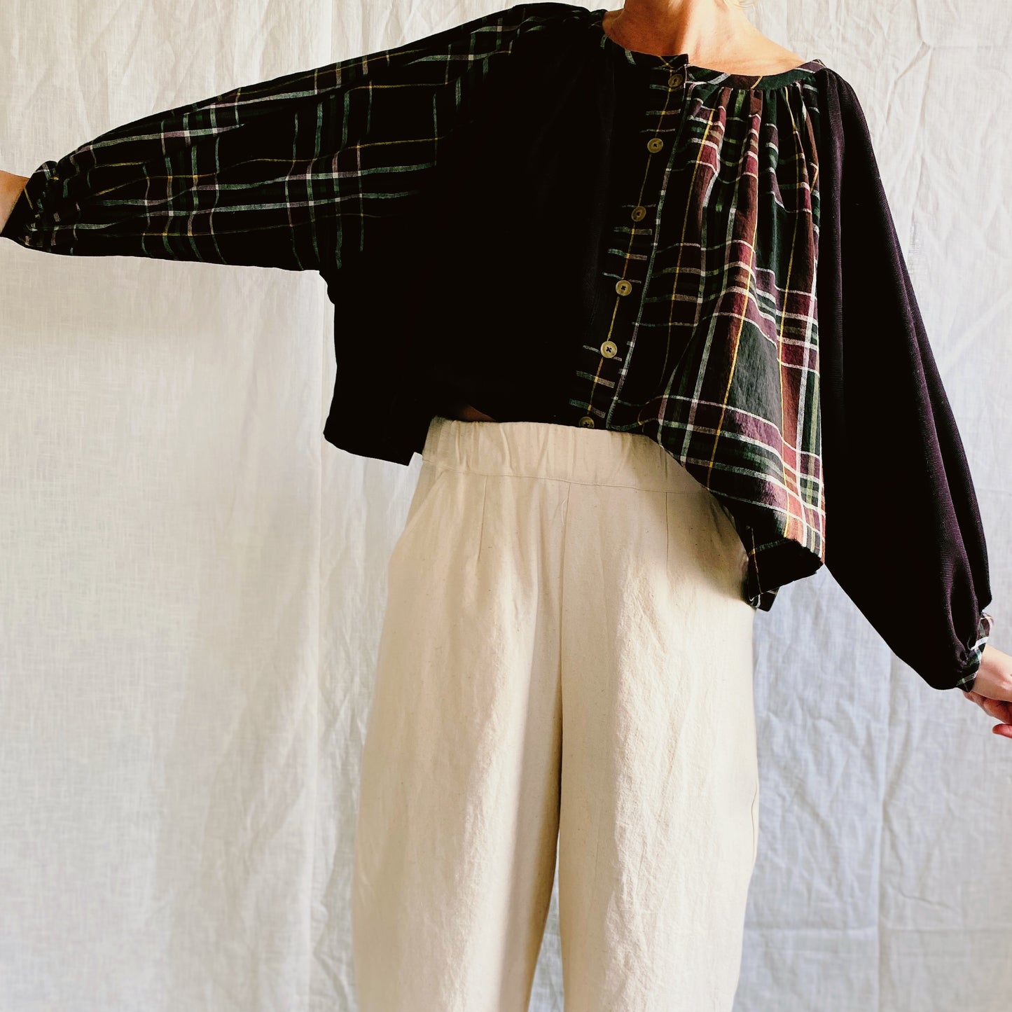 Mi gathered blouse in wool / handloomed Japanese cotton