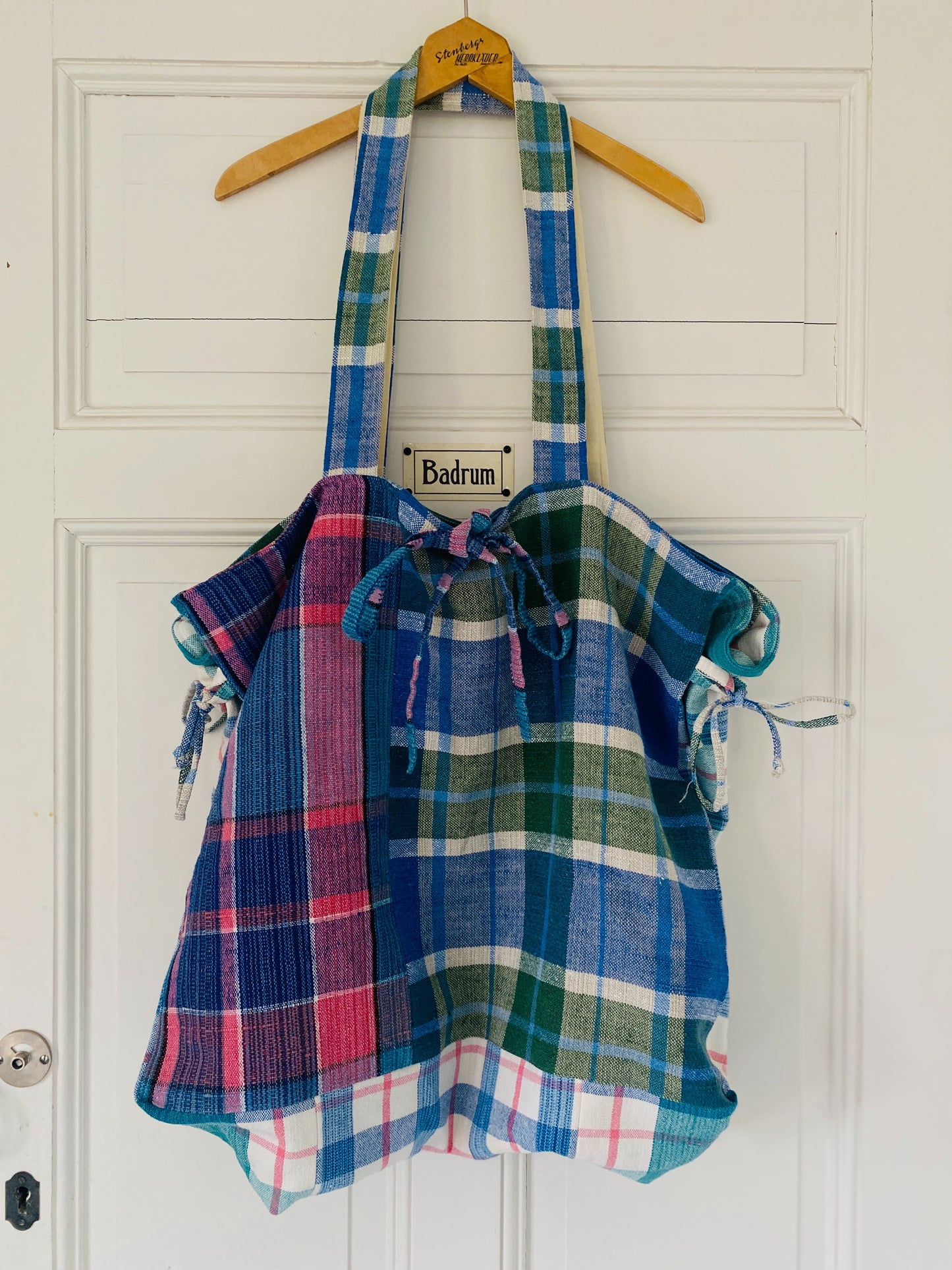 Beach tote in handloomed checkered linen