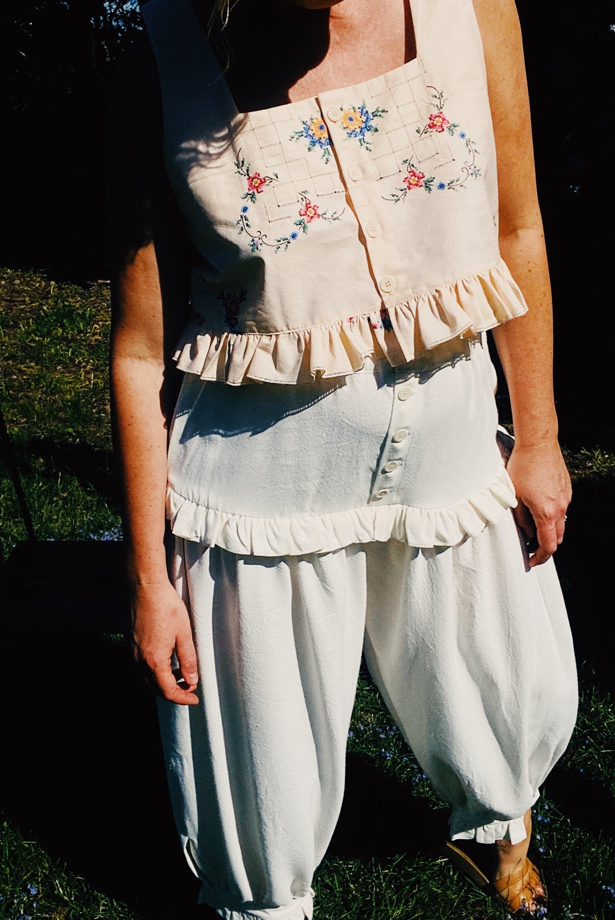 Field top in floral embroidered linen