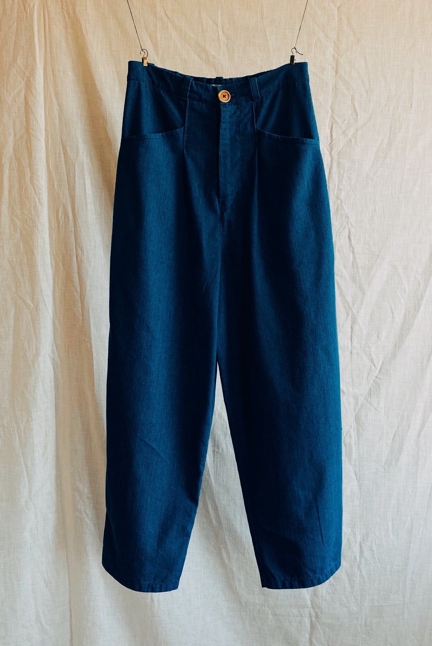 Bir pleated pants in vintage denim