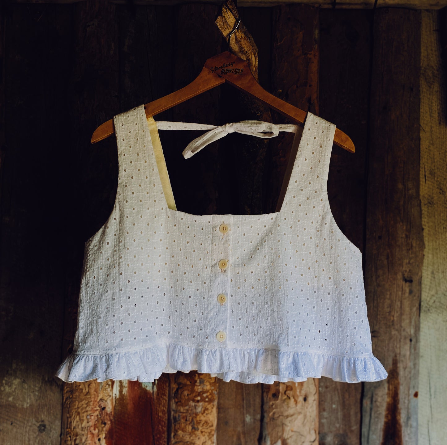 Field top in broderie anglaise