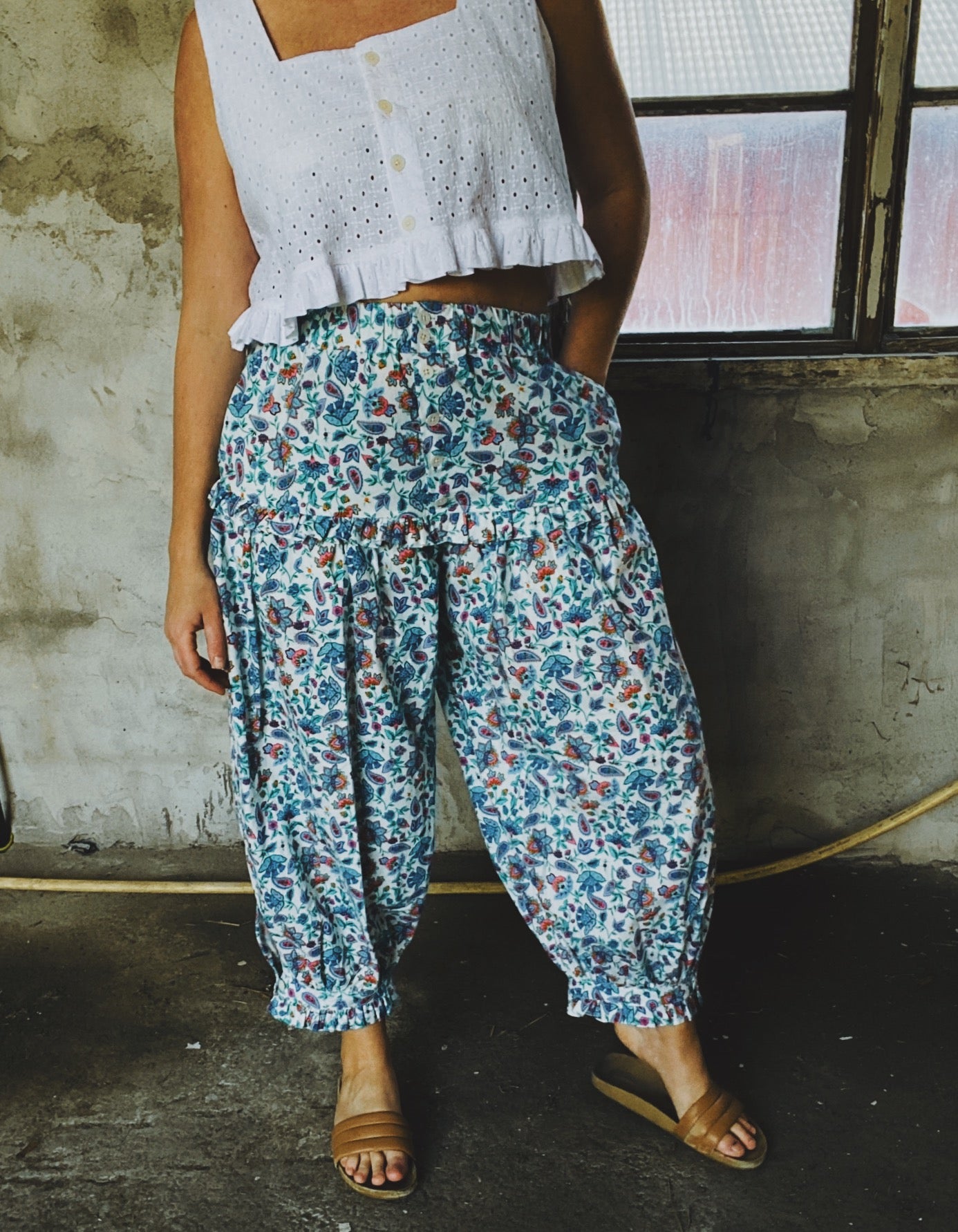 Bloomer pants in blue floral