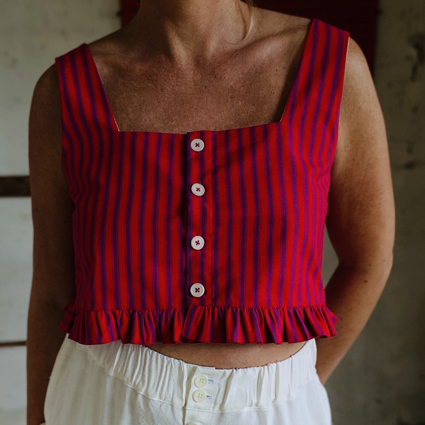Field top in scarlet stripe