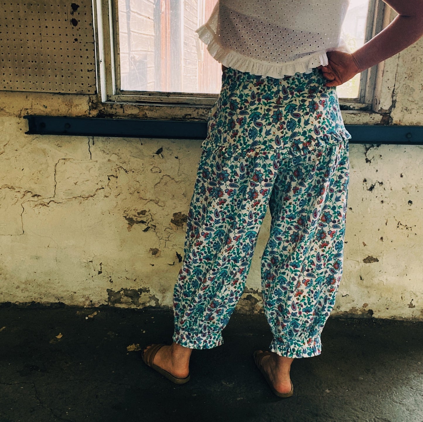 Bloomer pants in blue floral
